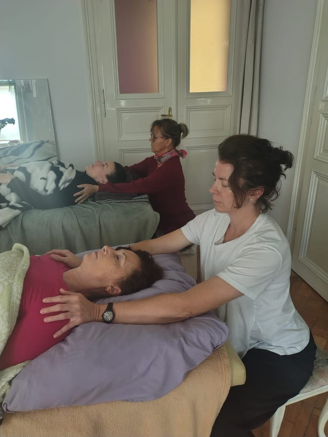 Lenka facilitating a hands-on craniosacral session